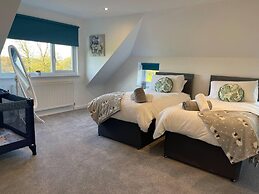Luxury 5-bed House With Tennis Court & Games Room
