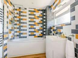 Luxury 5-bed House With Tennis Court & Games Room