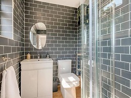 Luxury 5-bed House With Tennis Court & Games Room