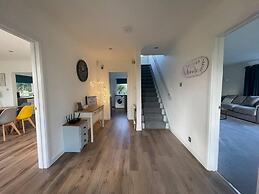 Luxury 5-bed House With Tennis Court & Games Room