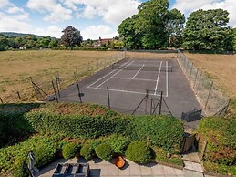 Luxury 5-bed House With Tennis Court & Games Room