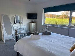 Luxury 5-bed House With Tennis Court & Games Room