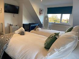 Luxury 5-bed House With Tennis Court & Games Room