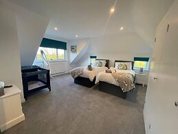 Luxury 5-bed House With Tennis Court & Games Room