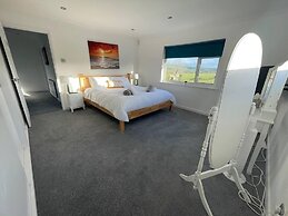 Luxury 5-bed House With Tennis Court & Games Room