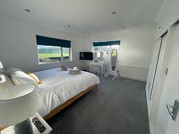 Luxury 5-bed House With Tennis Court & Games Room