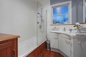 Kohi Family Home- Netflix & Gardens View