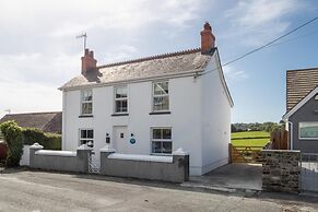 Ocean Cottage - Walk to Beach Countryside Views