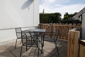 Ocean Cottage - Walk to Beach Countryside Views