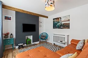 Ocean Cottage - Walk to Beach Countryside Views