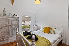 Ocean Cottage - Walk to Beach Countryside Views