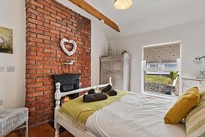 Ocean Cottage - Walk to Beach Countryside Views