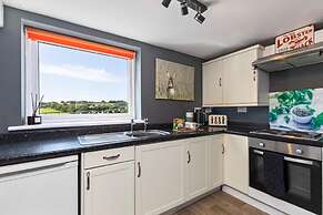 Ocean Cottage - Walk to Beach Countryside Views