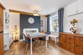 Ocean Cottage - Walk to Beach Countryside Views