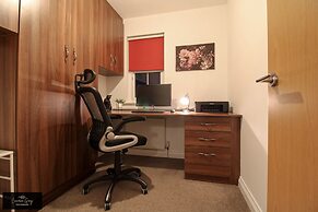 Modern Home in Belfast, Office, Parking, Wifi