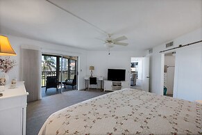 Magnificent Gulf View Condo 2 Bedroom Condo by RedAwning