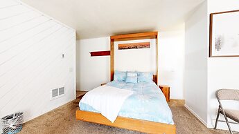 La Vista Blanc #59 1 Bedroom Condo by RedAwning