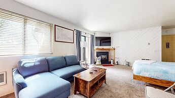 La Vista Blanc #59 1 Bedroom Condo by RedAwning