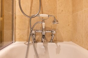 Luxury 2-bed Apartment in Knightsbridge