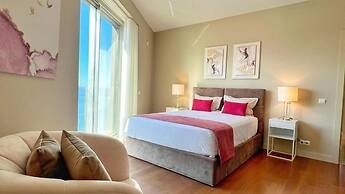 Lux Apartment first row