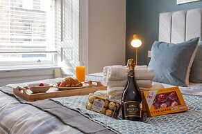 Stylish 2bed Apartment Underneath Edinburgh Castle