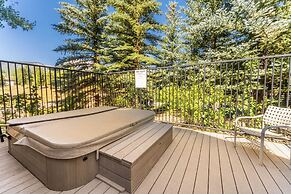 Incredible Lake Views, On Lake & Recpath, Skiing Nearby, Balcony by Su