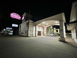 Woodland Inn & Suites