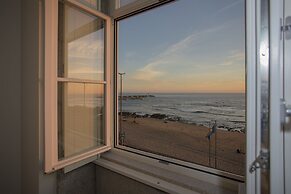 Liiiving -Luxury Beachfront Apartment IV