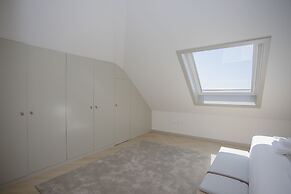 Liiiving - Luxury Beachfront Apartment V