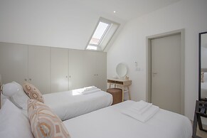 Liiiving - Luxury Beachfront Apartment V