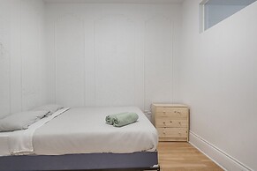 Beautiful Private Bedroom in Mile-End