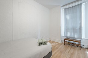 Beautiful Private Bedroom in Mile-End