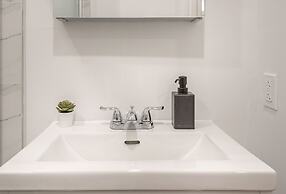 Beautiful Private Bedroom in Mile-End