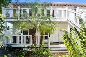 Emma's Secret by Avantstay Heart of Old Town w/ Shared Pool Month Long