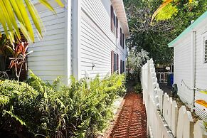 Emma's Secret by Avantstay Heart of Old Town w/ Shared Pool Month Long