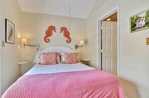 Breezy Bungalow by Avantstay Close 2 Zachary Taylor State Park & Beach