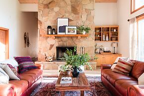 Scarlett by Avantstay Spacious Mountain Home w/ Gorgeous Views & Hot T