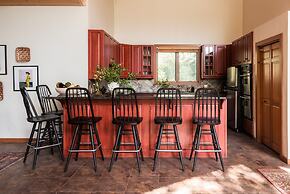 Scarlett by Avantstay Spacious Mountain Home w/ Gorgeous Views & Hot T