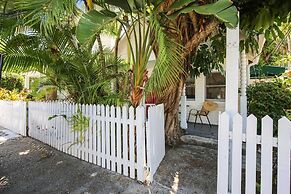 Ibis by Avantstay Close to Duval Street w/ Shared Pool Month Long Stay