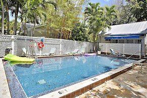 Ibis by Avantstay Close to Duval Street w/ Shared Pool Month Long Stay