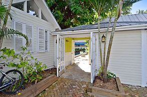 Ibis by Avantstay Close to Duval Street w/ Shared Pool Month Long Stay