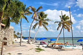 Ibis by Avantstay Close to Duval Street w/ Shared Pool Month Long Stay