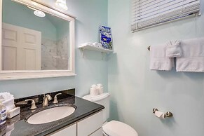 Ibis by Avantstay Close to Duval Street w/ Shared Pool Month Long Stay
