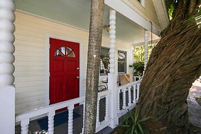 Ibis by Avantstay Close to Duval Street w/ Shared Pool Month Long Stay