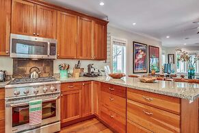 Ecco Domani by Avantstay Gorgeous Home w/ Pool, Balcony in Great Locat