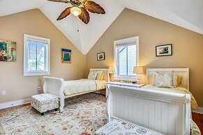 Ecco Domani by Avantstay Gorgeous Home w/ Pool, Balcony in Great Locat