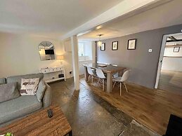 Cosy two Bedrooom Cottage, set in a Dorset Village