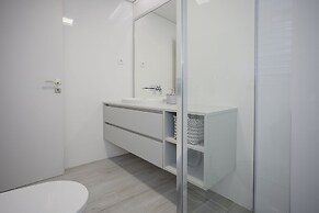 Liiiving - Luxury River View Apartment X