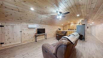 Double L Ranch 1 Bedroom Farmhouse by RedAwning