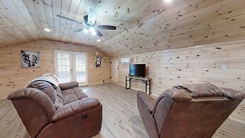 Double L Ranch 1 Bedroom Farmhouse by RedAwning